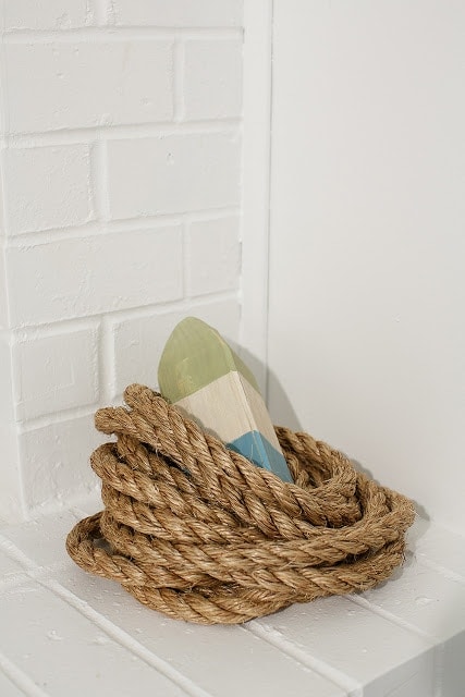 绳子和一个白色地下室客房中的条纹bouy