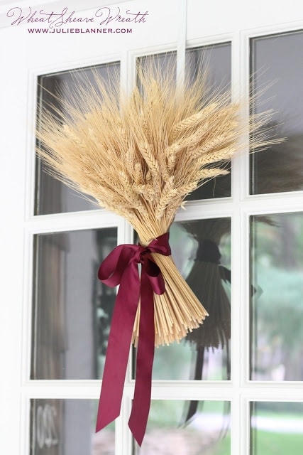 用一捆小麦代替传统的秋天花环