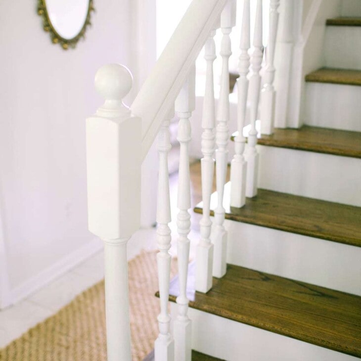 白色楼梯，木质顶，白色扶手。