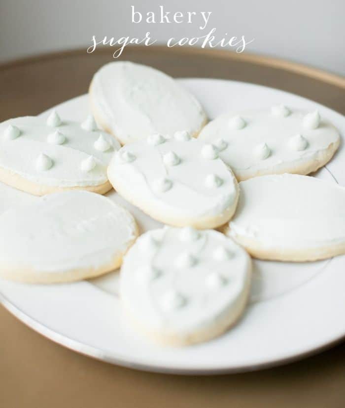 一个白色的盘子里装满了复活节彩蛋形状的白色磨砂易糖饼干。gydF4y2Ba