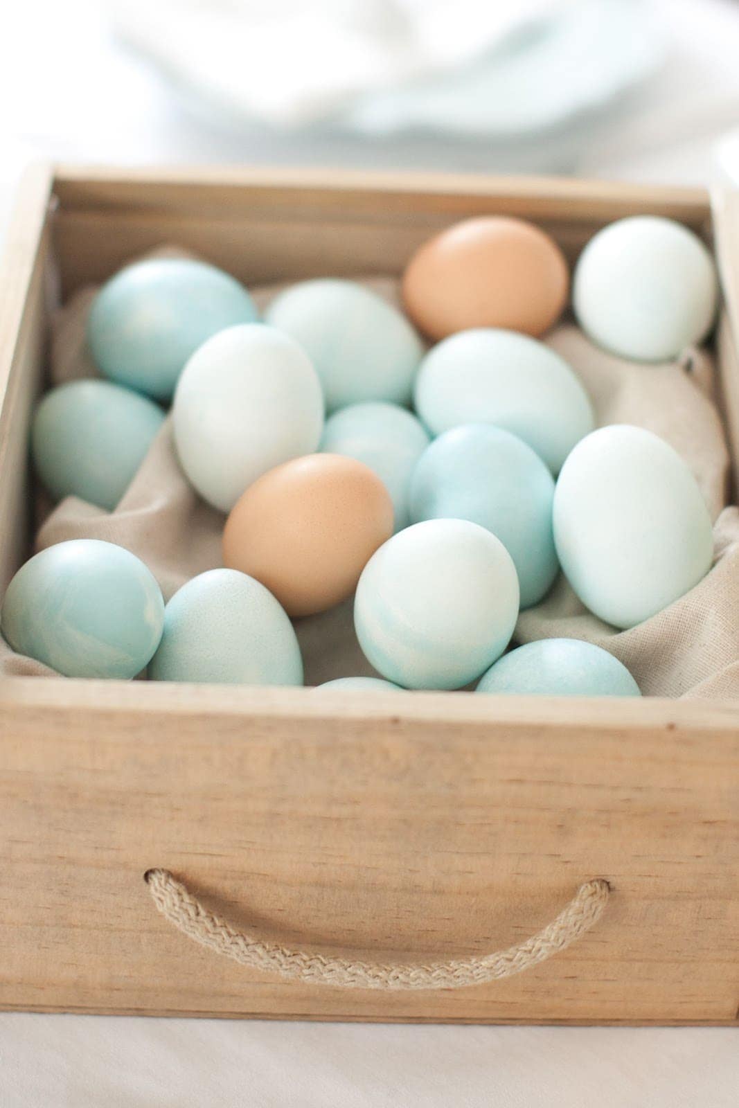 一篮子五颜六色的鸡蛋。