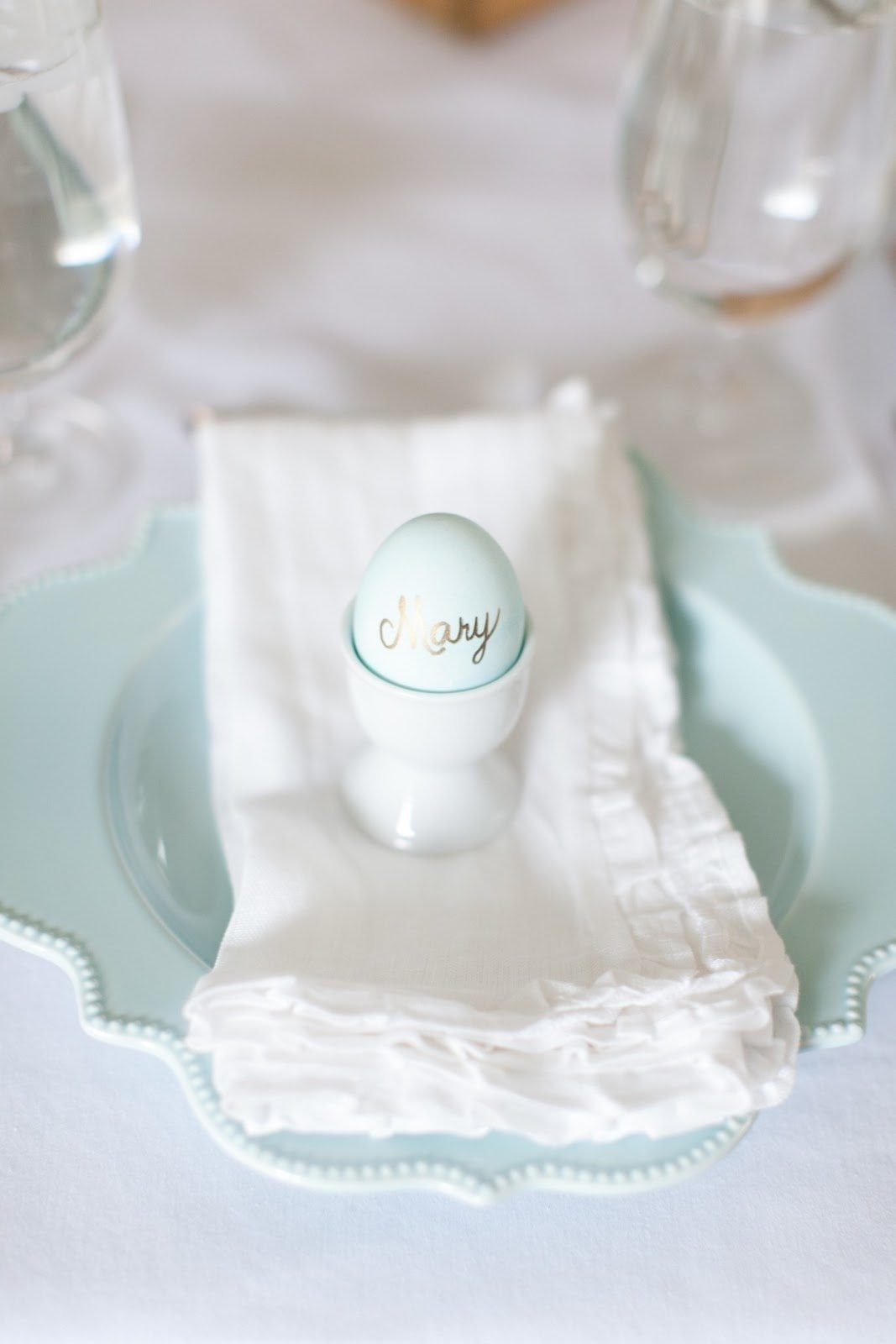 复活节的餐具，蛋杯里有一个鸡蛋，上面写着名字