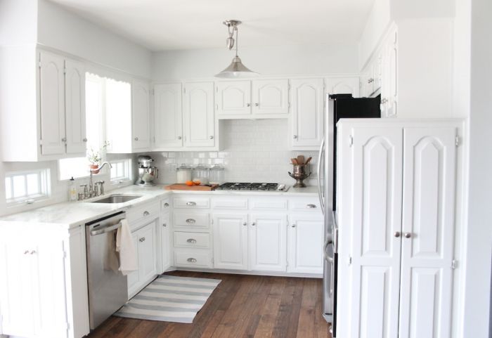 漂亮的厨房油漆颜色和白色的厨房橱柜