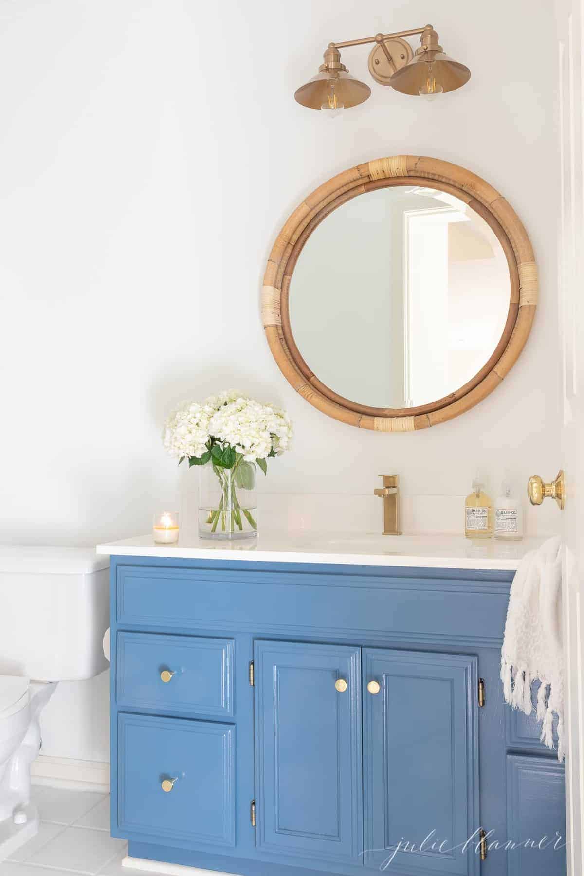 一个蓝色和白色浴室用铜浴室灯具。
