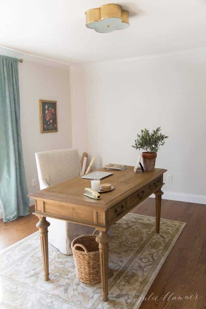 一个办公室和一个正式的木制的桌子和黄铜吊灯等。