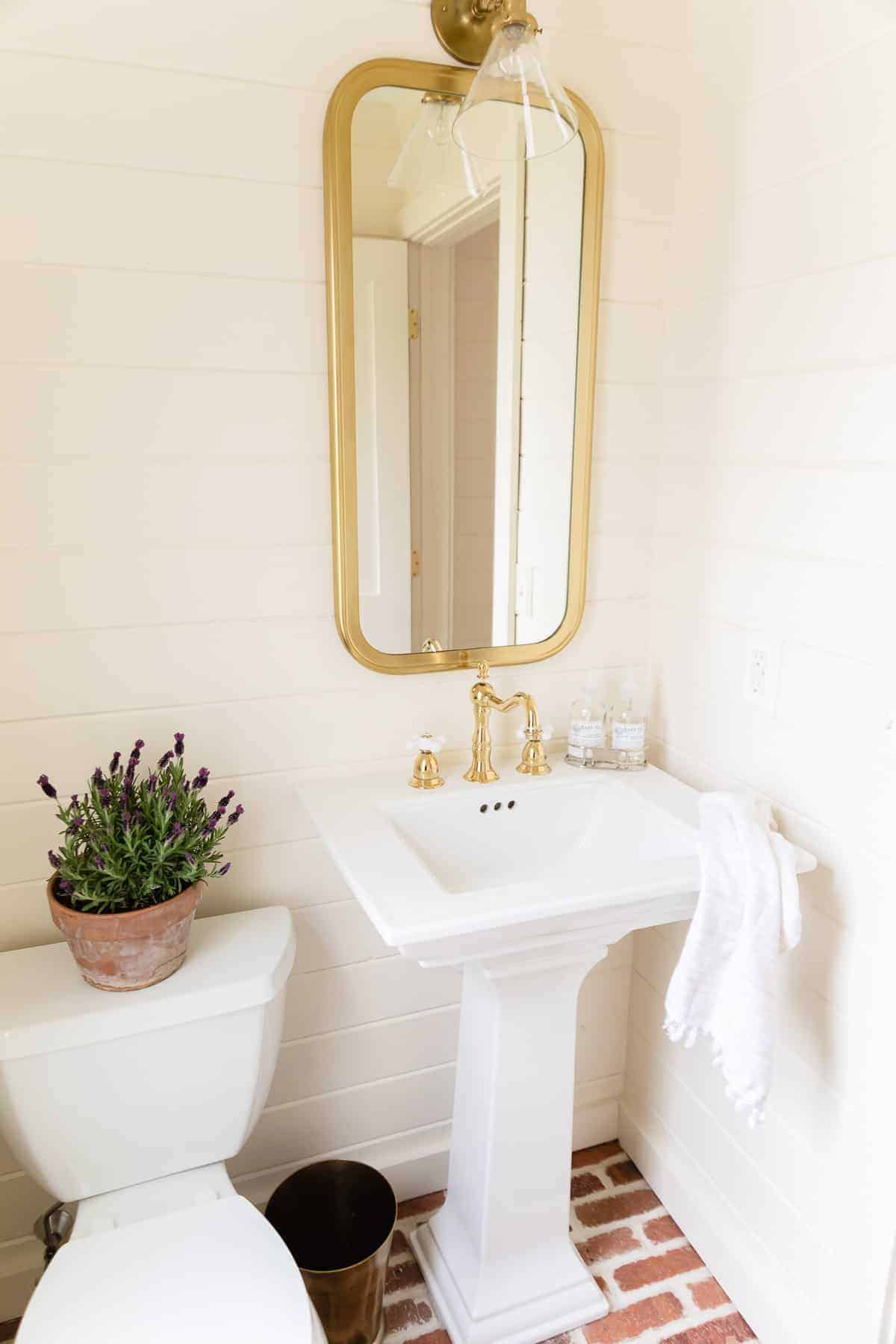 黄铜烛台在浴室镜子,水槽