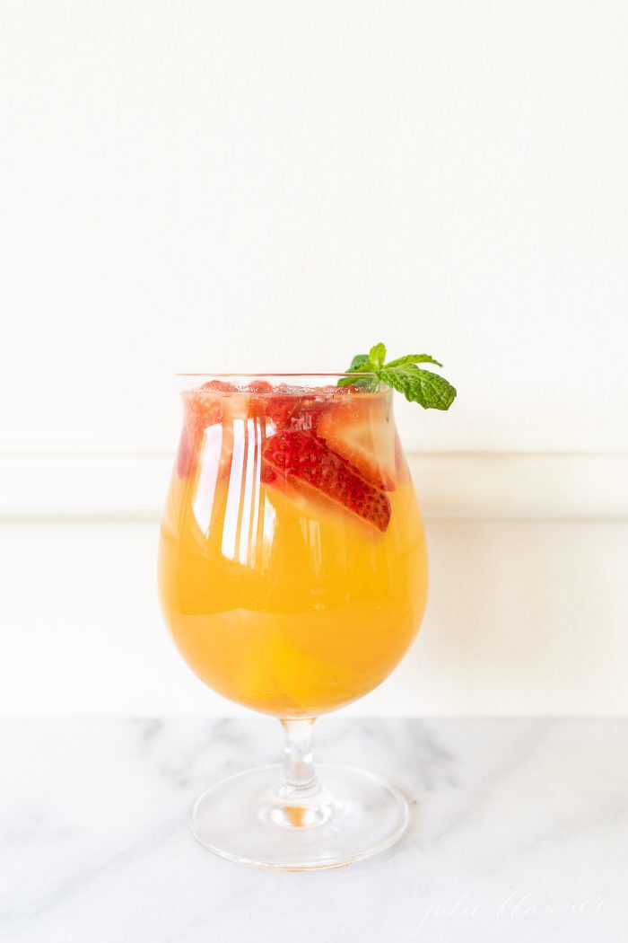 果味桑格利亚亚方的食谱，玻璃杯，上面饰有草莓桃子和薄荷糖GydF4y2Ba