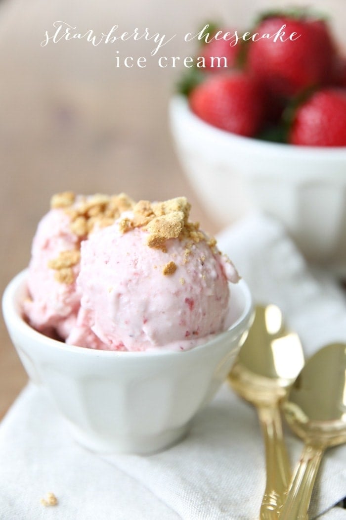 奶油，光滑，美味的无搅拌草莓芝士蛋糕冰淇淋，几分钟就制成！您再也不需要这个没有搅拌冰淇淋的冰淇淋制造商了！GydF4y2Ba
