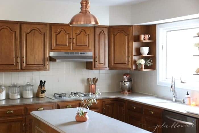 橡木厨房用与橡木橱柜相配的油漆颜色进行了更新。德赢备用线路