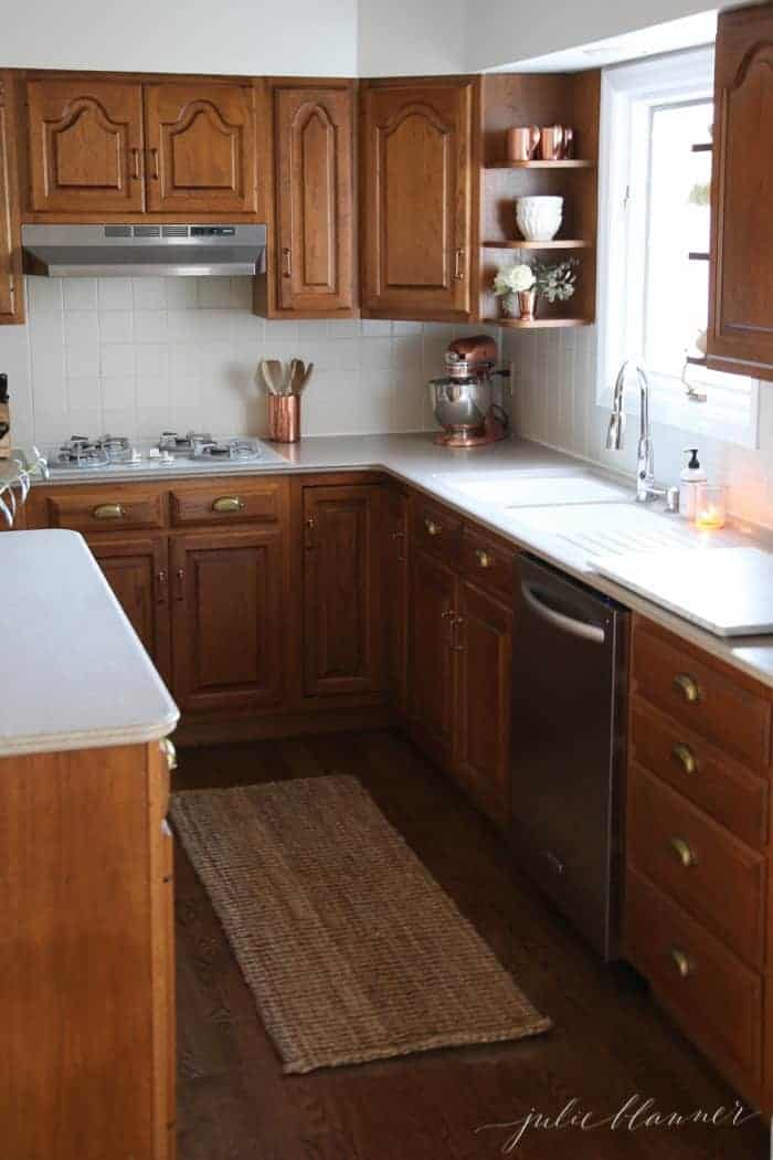 橡木厨房更新为白色厨房和橡木橱柜。德赢备用线路