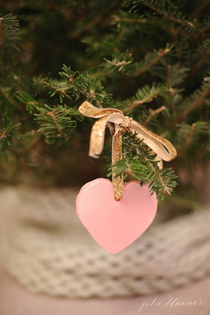 圣诞树上的金色缎带上挂着粉红色的心形盐面团装饰。