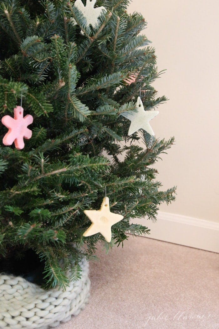 圣诞树用彩色盐面团装饰