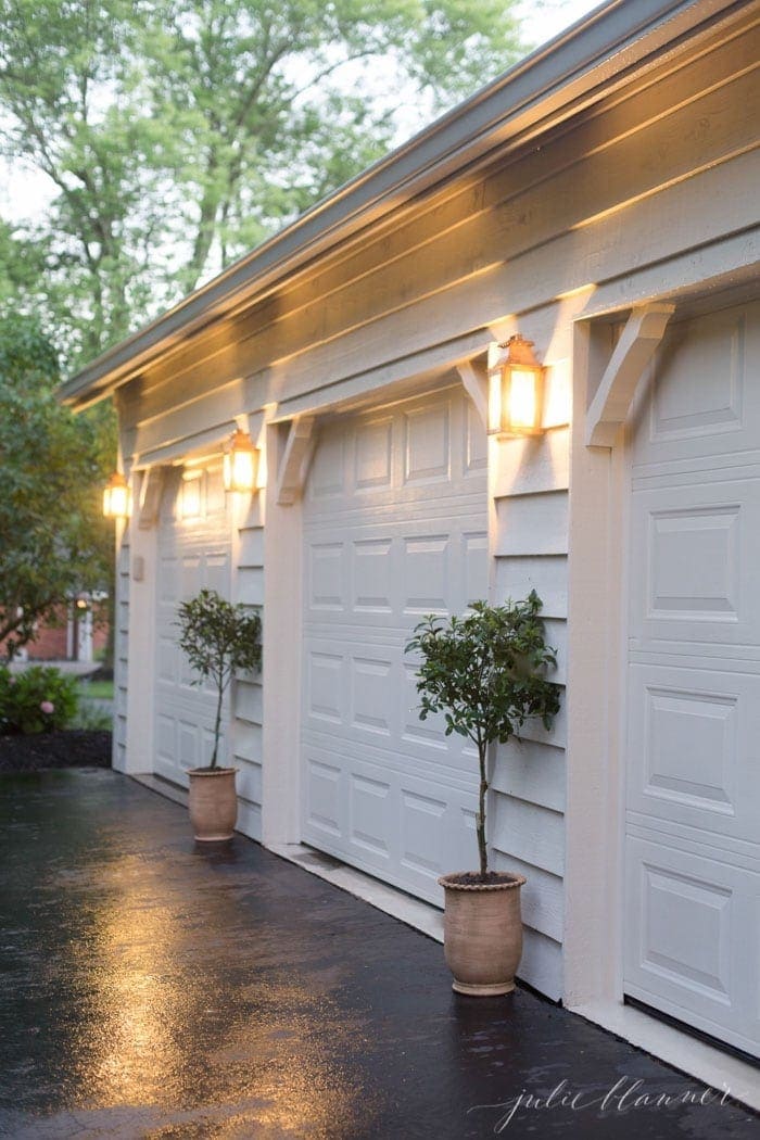 美丽的户外照明，在车库之间完美或构图前门