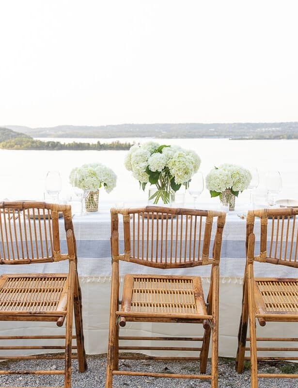 餐桌设置竹餐椅和水景观户外用餐。