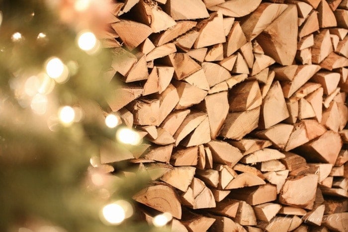 木制壁炉-漂亮的圣诞节装饰想法