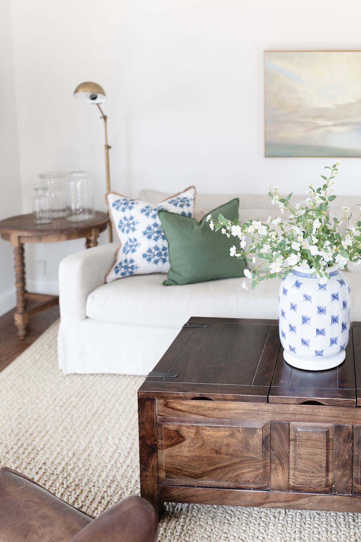 用奶油白色客厅布艺沙发上和木材的咖啡桌。