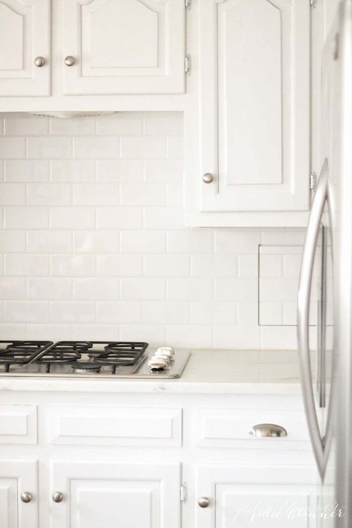 带有涂漆的白色橱柜和大理石台面的厨房