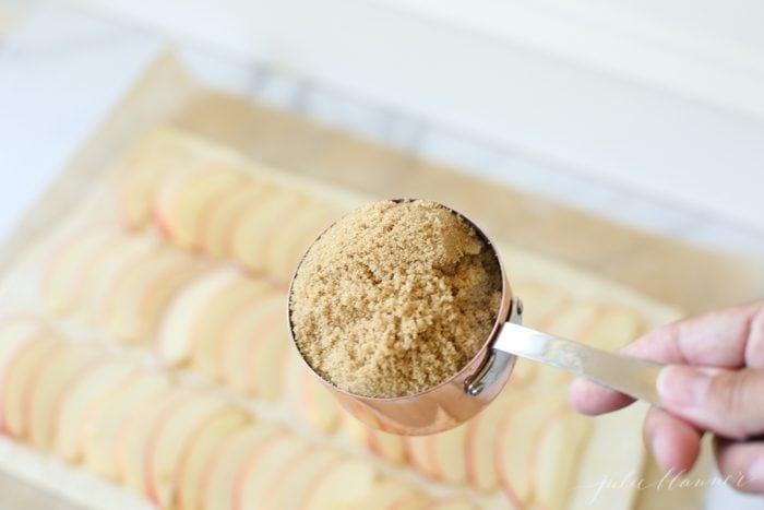 这款简单的焦糖苹果挞总是深受欢迎——是秋季甜点的完美配方gydF4y2Ba