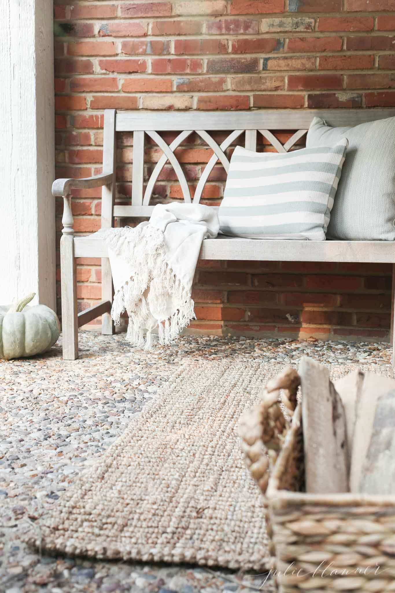添加一个长凳，枕头和一些投掷物来舒适你的秋季门廊