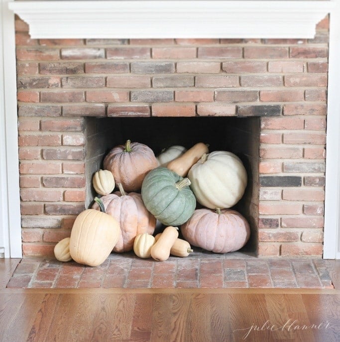 漂亮的秋季装饰主意传家宝南瓜溢出了壁炉
