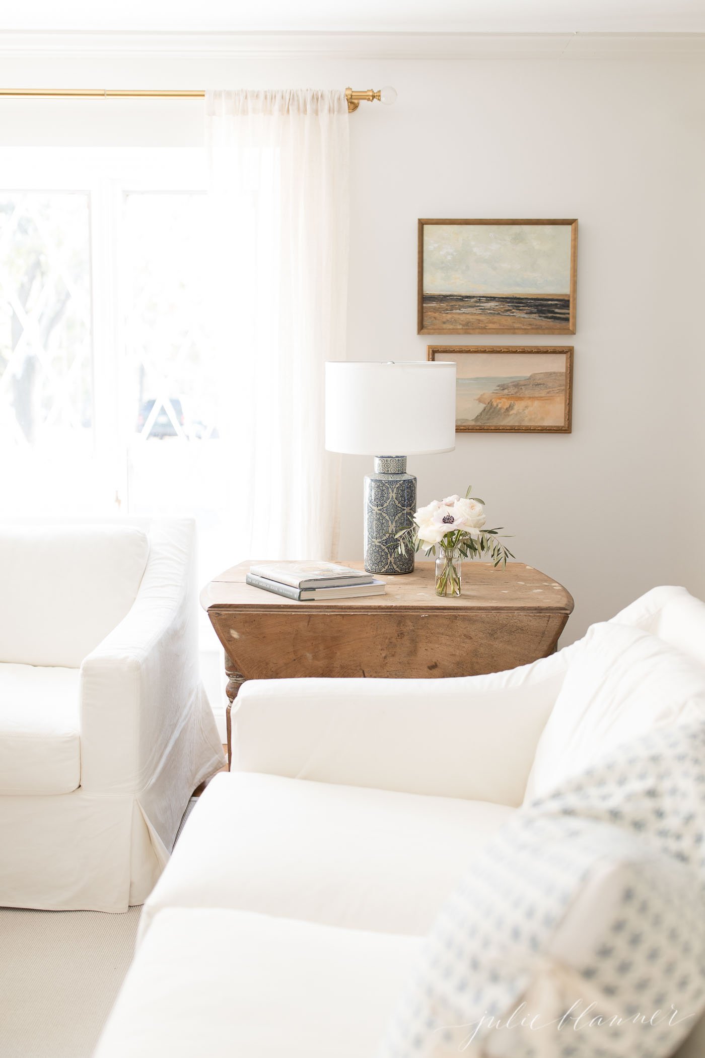 传统的客厅，涂有白色家具和木质装饰的白色，中性艺术作品，用于豪华家居装饰。