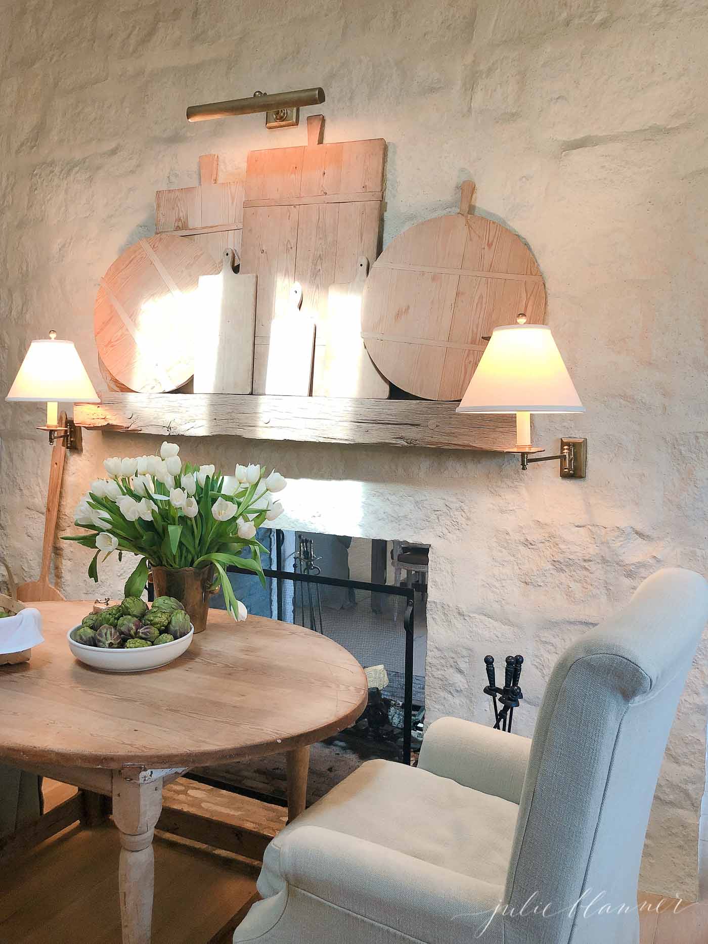 法式风格的壁炉和迷人的早餐桌。