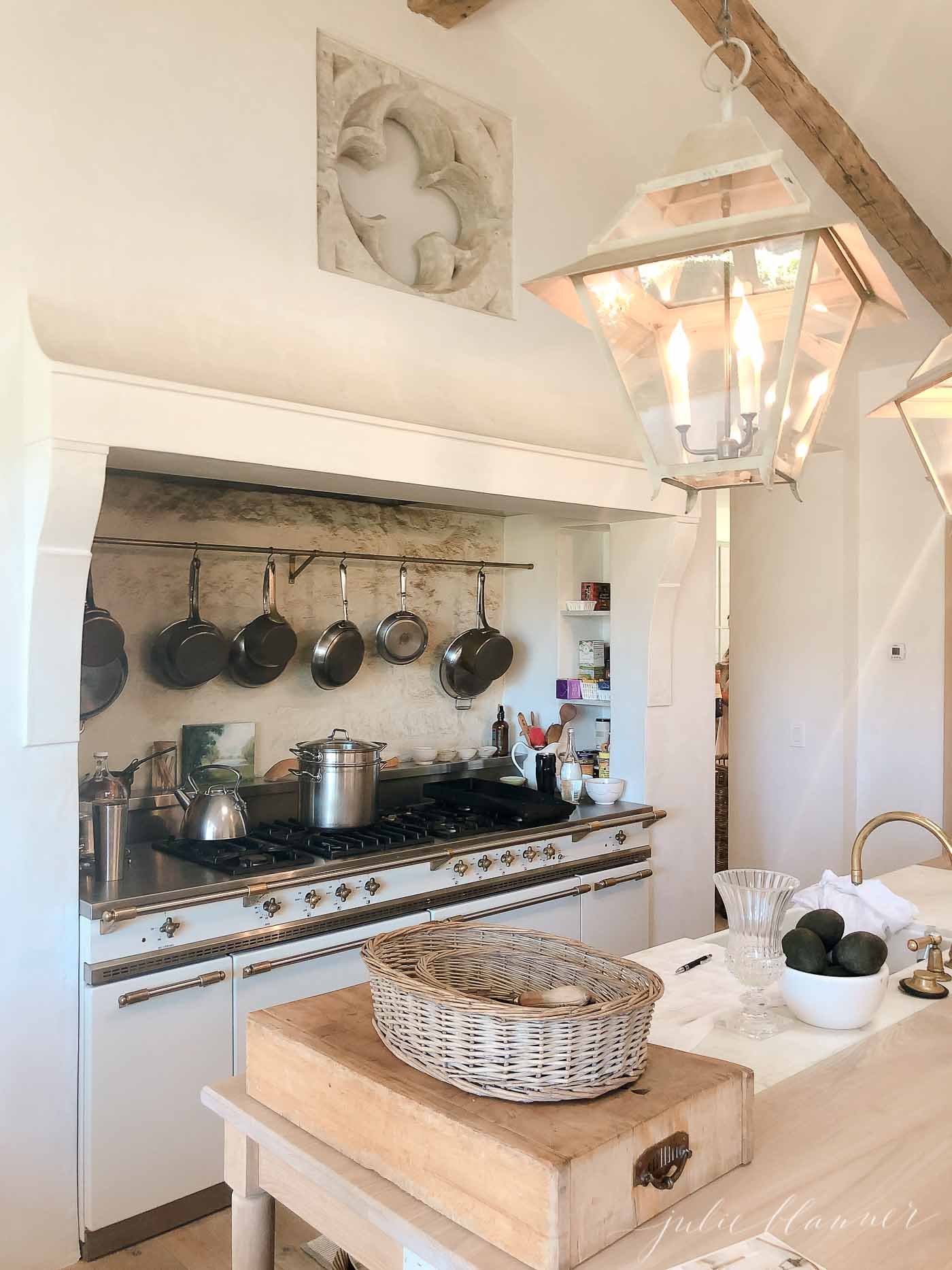 实用的法国厨房，拉奇系列和收集的锅挂在上面。