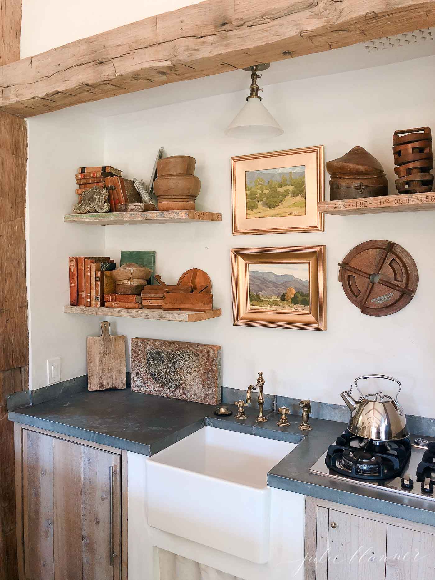 乡村装饰，陶器架子上的艺术木梁皂石柜台和农家乐水槽