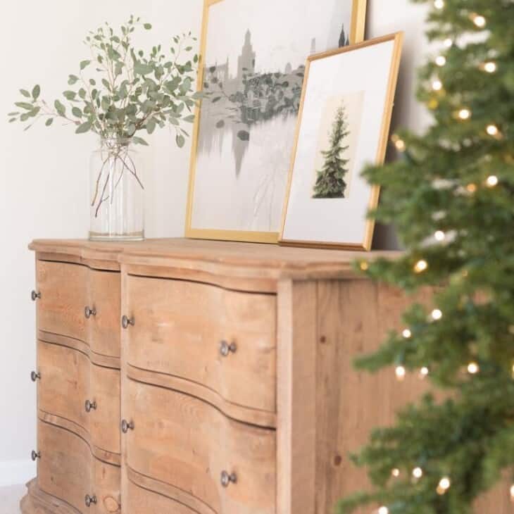 卧室里的软木梳妆台，圣诞装饰简单。