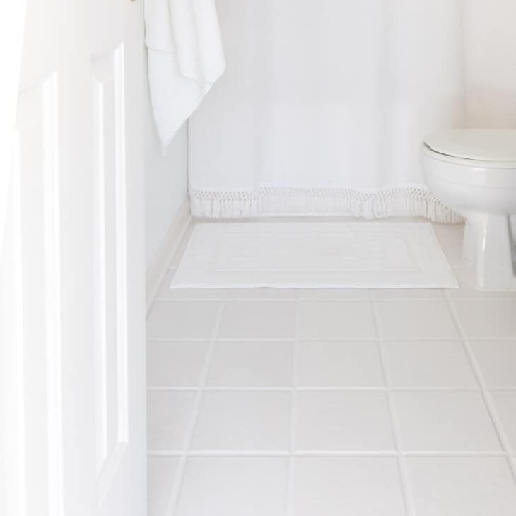 白色的浴室，白色的瓷砖和瓷砖灌浆