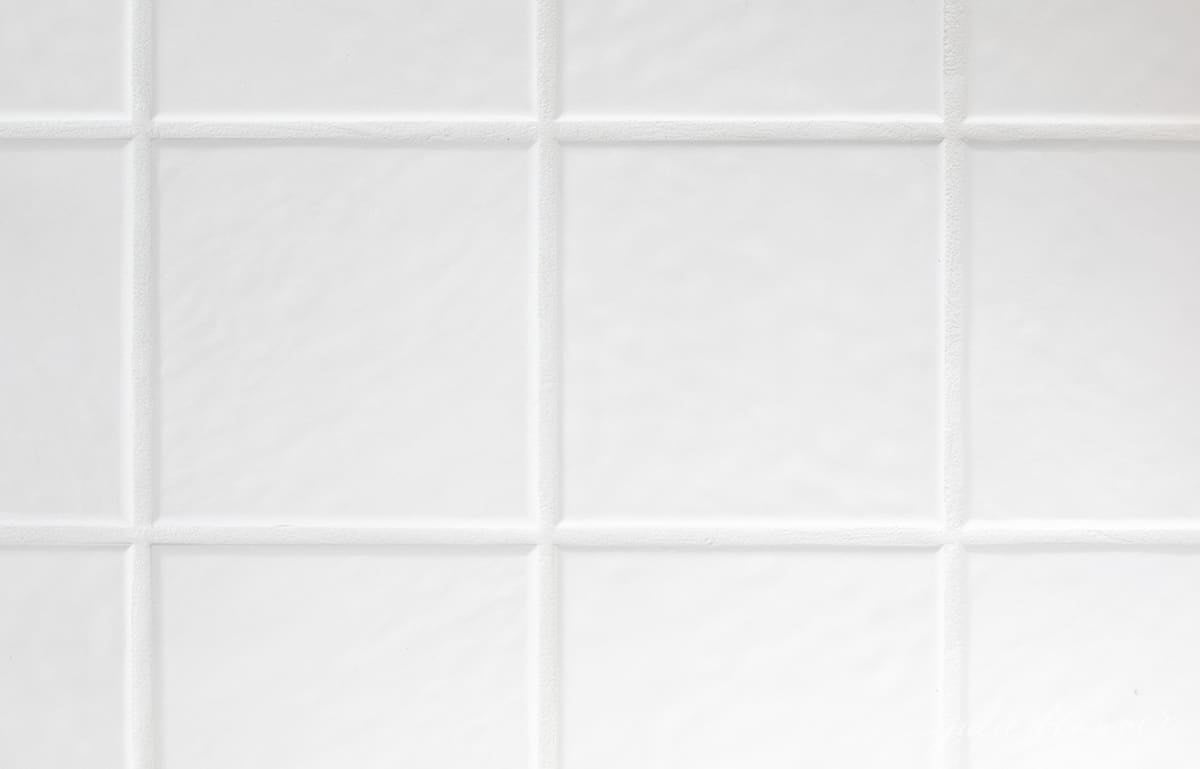 清洁瓷砖浆液，新粉刷的浆液线和白色瓷砖