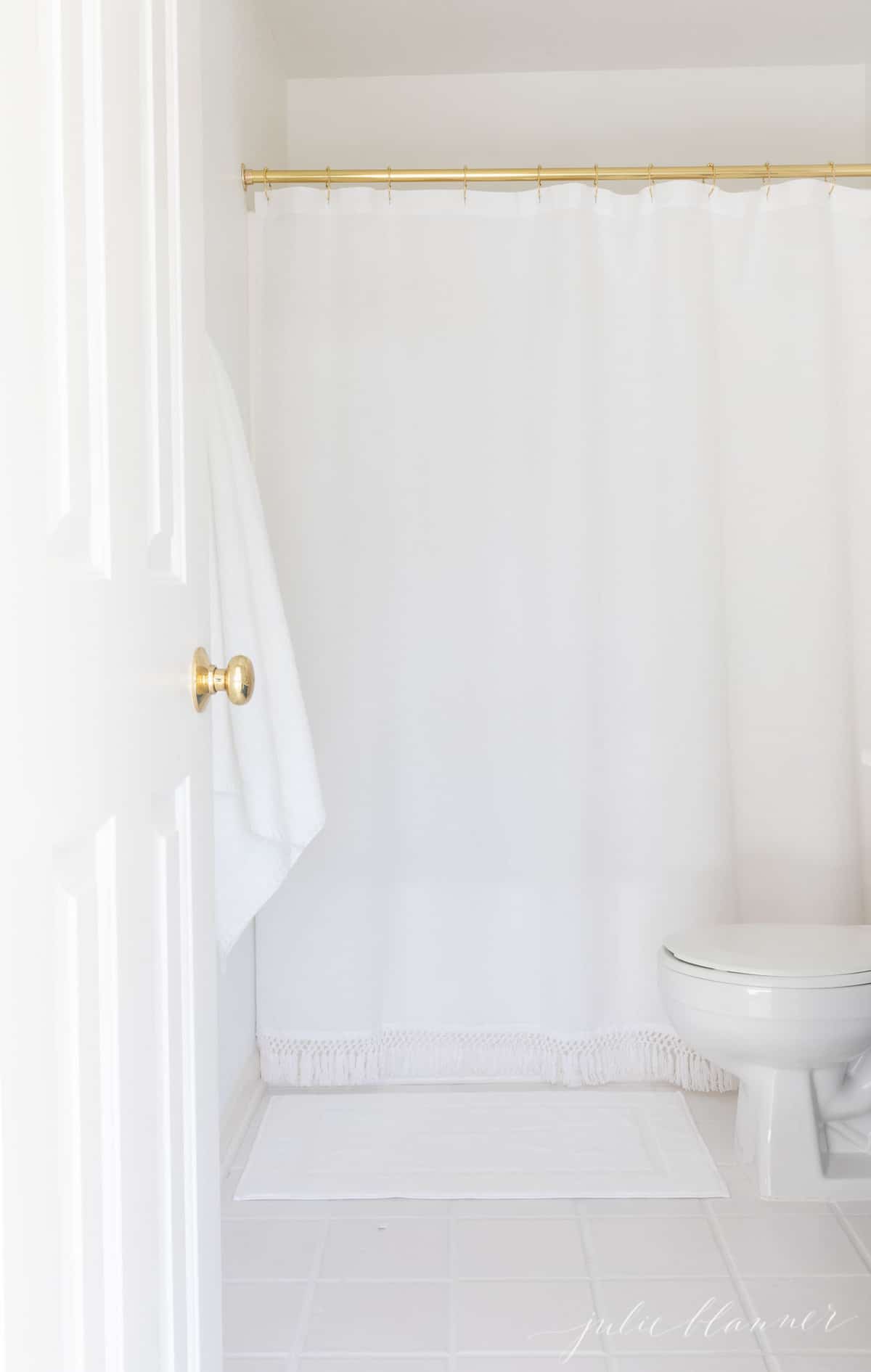 白色的浴室，白色的瓷砖