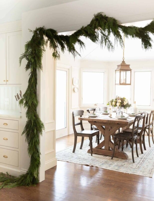 传统的厨房披着雪松花环窥视早餐角落与蓝色的圣诞插花