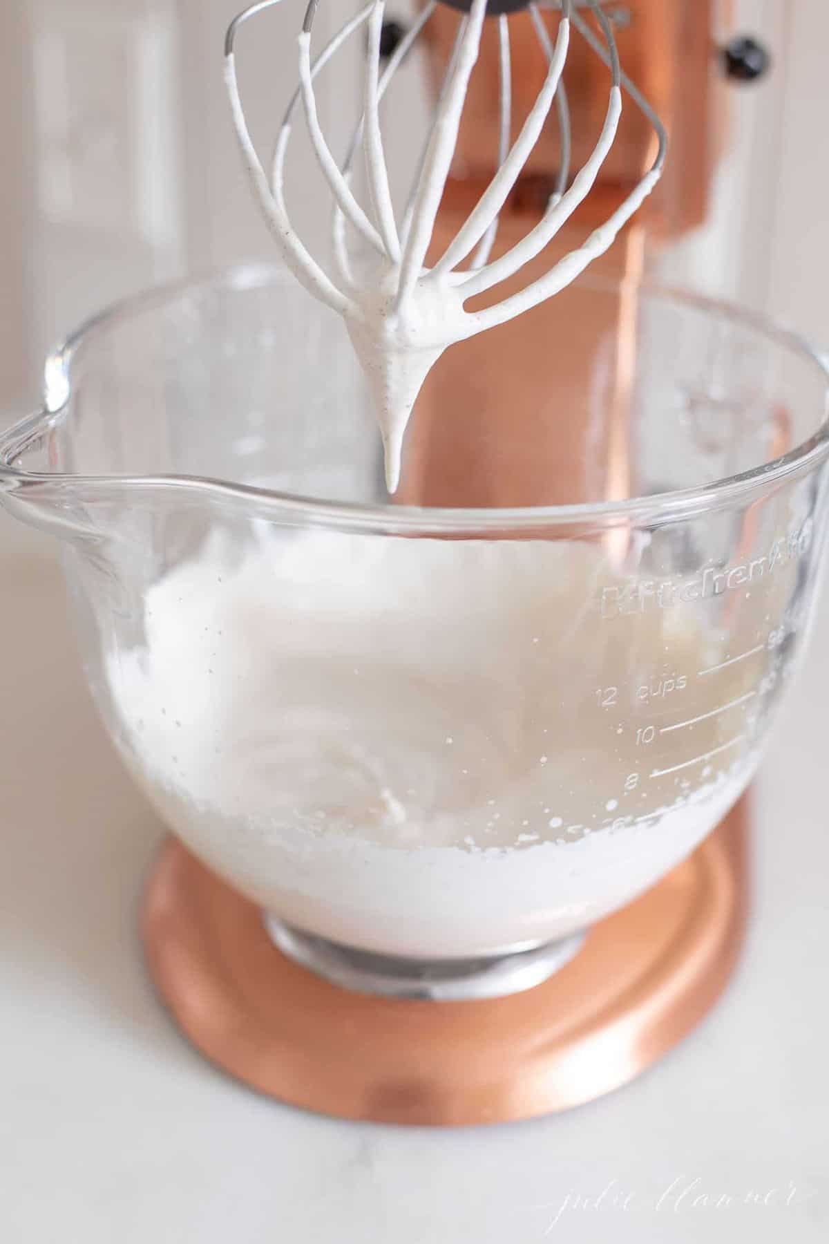 铜质的厨房助理搅拌机加玻璃碗，装满鲜奶油。gydF4y2Ba