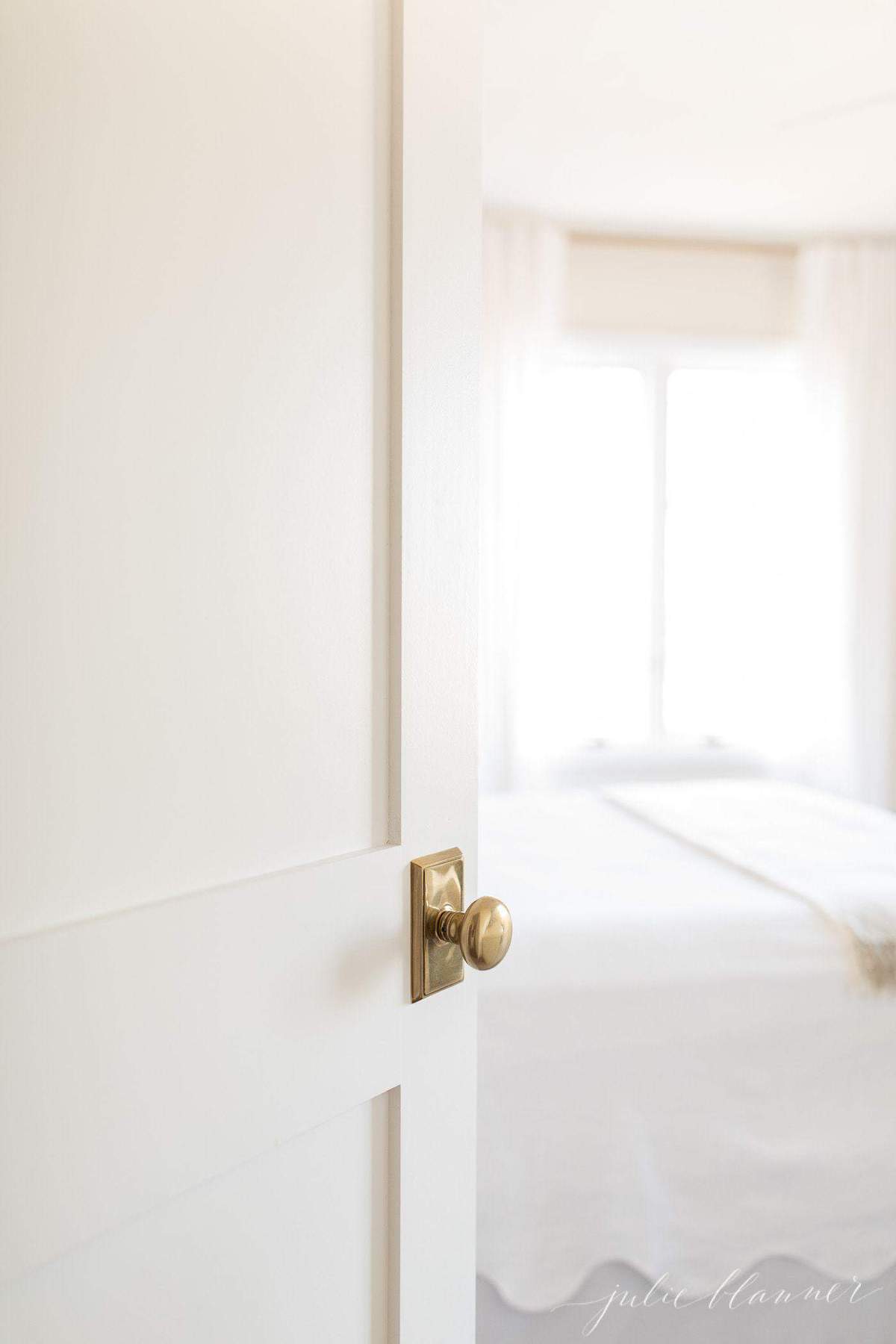 一扇带黄铜把手的新门正对着客房。