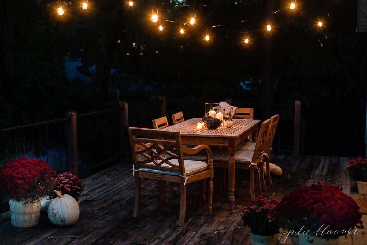 一副餐厅装饰秋季用绳子灯、南瓜和妈妈