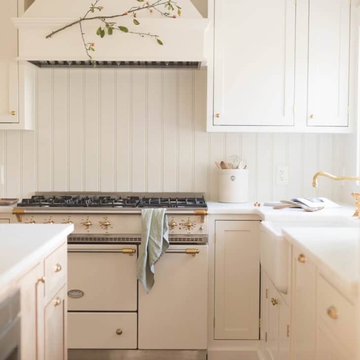 奶油风格的经典厨房，配有法式炉灶和嵌入式橱柜。