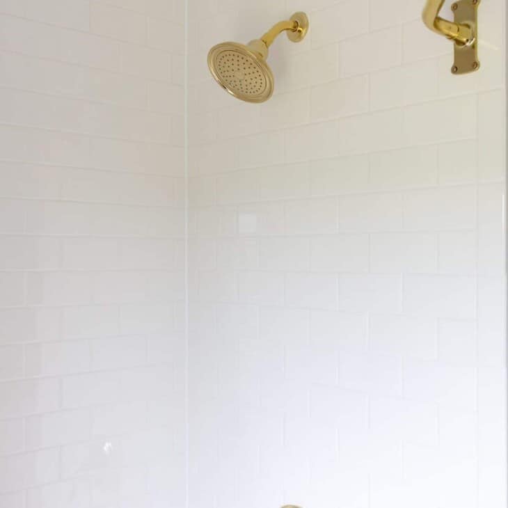 白色地铁瓷砖淋浴间，黄铜五金。