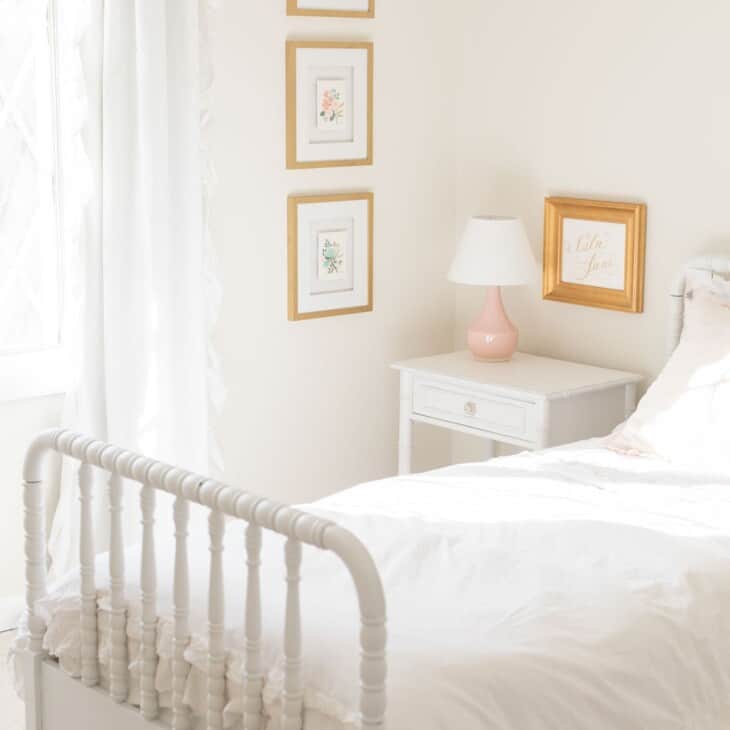 一个白色的卧室客厅家具以白色和奶油蛋壳画在墙上。
