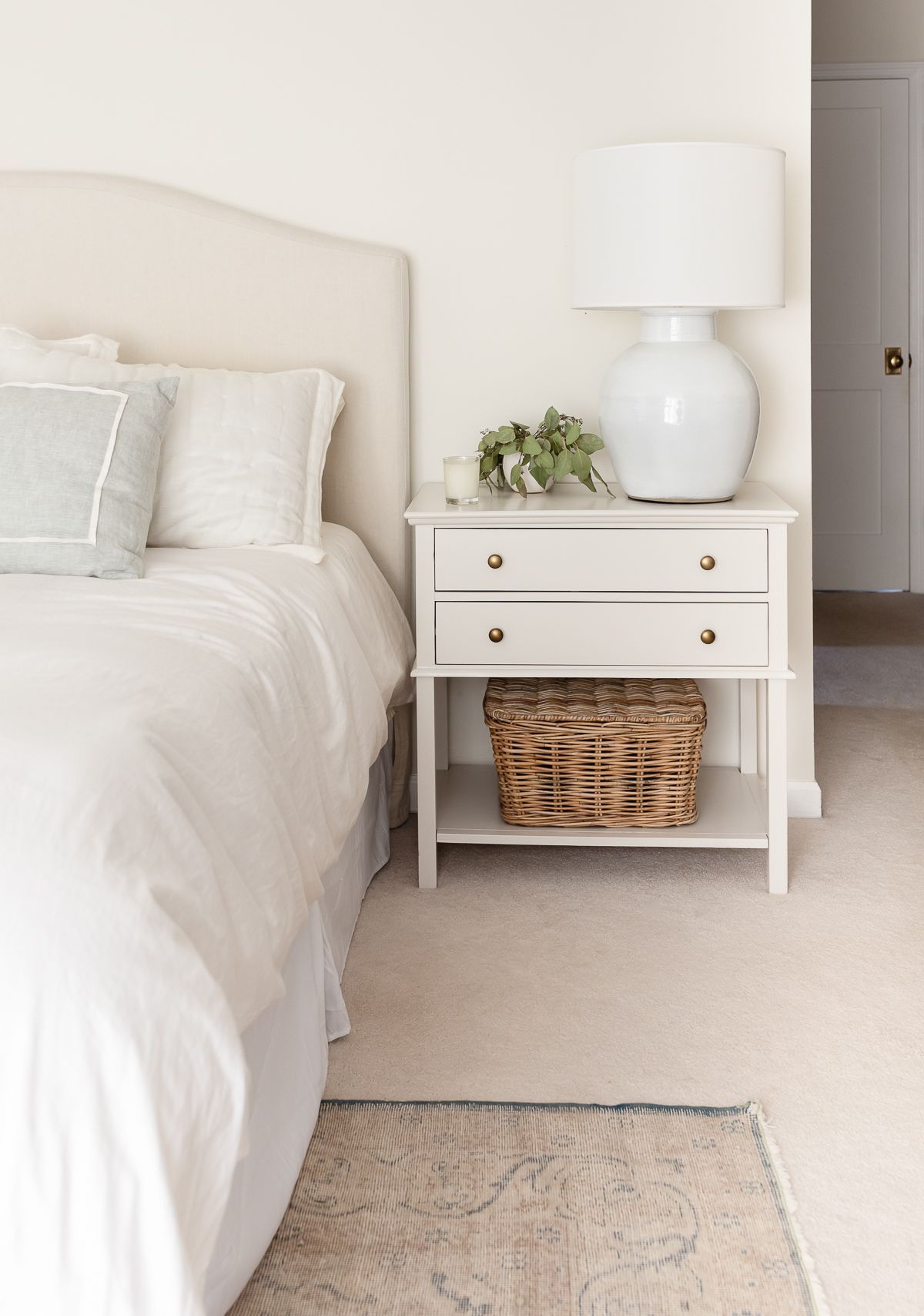 一间奶油色的卧室，用本杰明·摩尔(Benjamin Moore)的淡橡树漆。